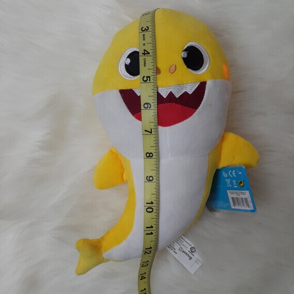 Pinkfong Shark Family 11" Plush with Sound - Baby Shark Yellow - Picture 11 of 11